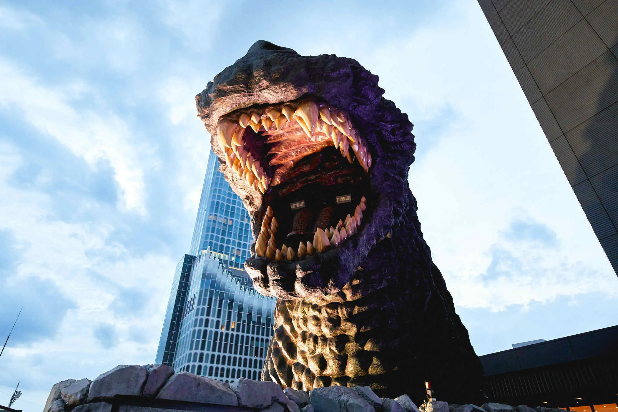 新宿東宝ビル」に設置されたほぼ原寸 ：東京・新宿にゴジラ出現！？ 写真特集：時事ドットコム