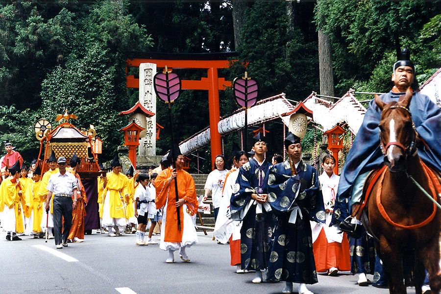昭和百年記念 鳳輦巡行今年は昭和百年を記念し６年ぶりに鳳輦巡行を行います。前回は令和元年 天皇陛下御即位奉祝にて巡行〇７月２７日