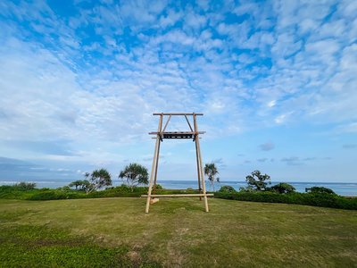 海の上を飛ぶ気分に！？ ”あざまサンサンビーチ”に海辺のブランコが登場！ 南城市OKITIVE