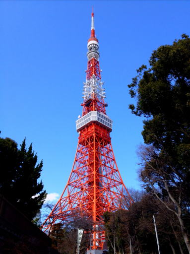 1956年 昭和31年. 関東地区に開局していた各テレビ局は、 それぞれが自前の鉄塔を持ち 電波を出していました当時の郵政省電波監理局長、浜田成徳氏は、