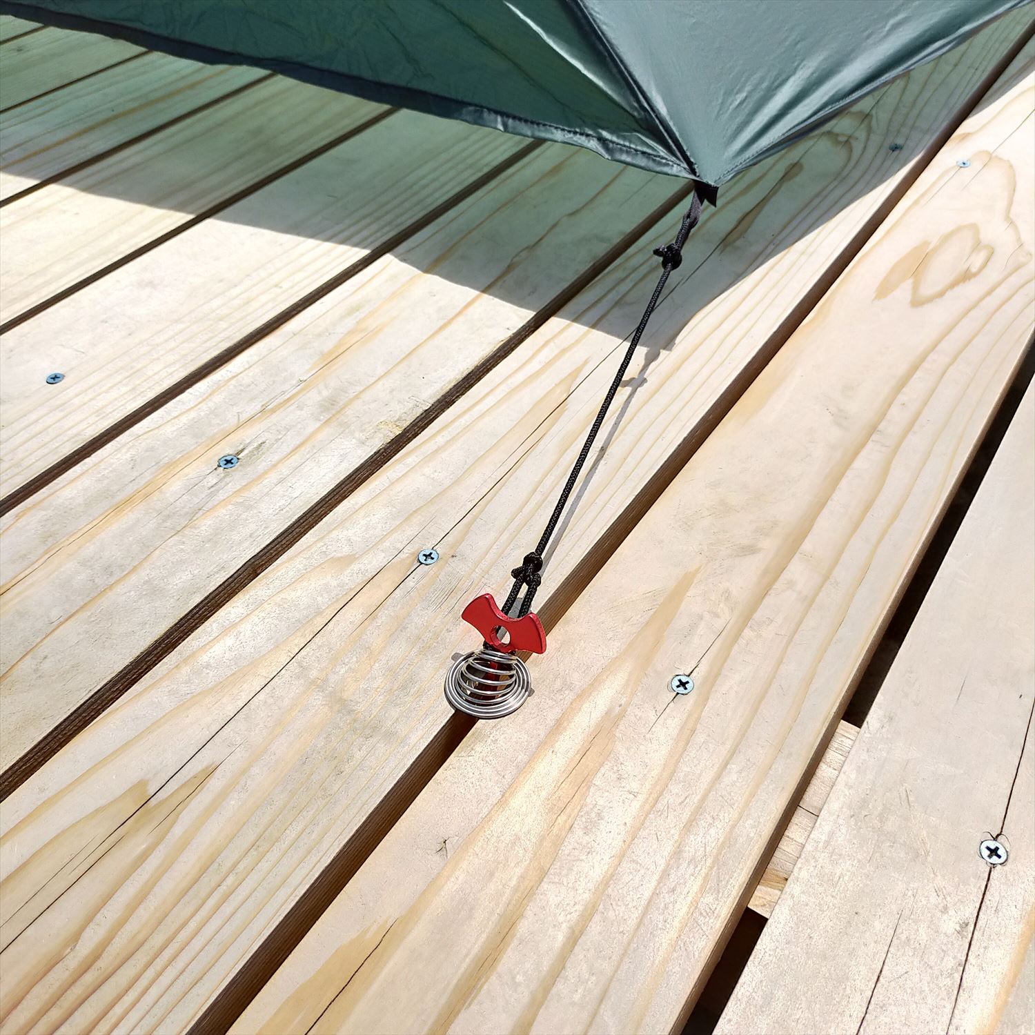 地面に近いウッドデッキ。家族でおうちキャンプ 新潟市S様邸 – ガーデンスタジオ雅楽庭・新光園