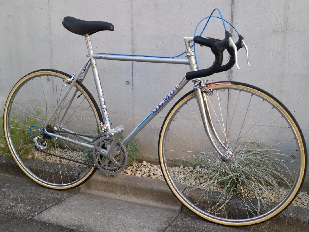 足元からバッテリーが消えた！―ビンテージバイク風の電動自転車「VELORAPIDA」えん乗り