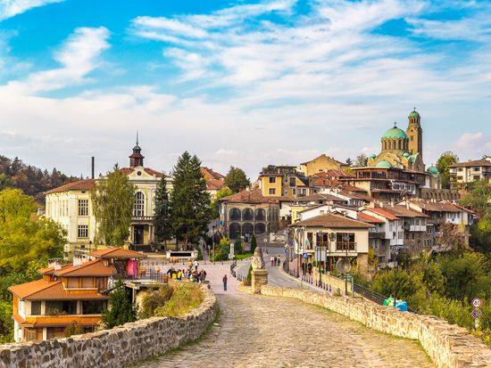 ブルガリアの古都ヴェリコ・タルノヴォの幻想的な絶景に包まれる、アッセン王のモニュメント - GOTRIP