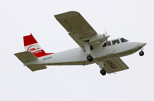 小型航空機の駐車場は行く準備ができての森林で離着陸場に立っています。正面から見た図。の写真素材・画像素材 Image 16401071