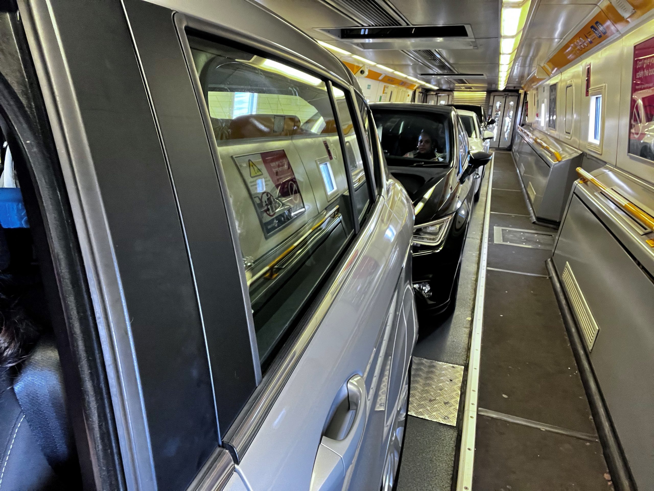 ユーロトンネル｣はバスを積んだ列車が走る 英仏海峡下を走るのは高速列車だけじゃない海外東洋経済オンライン