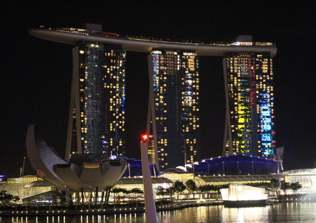 異様な姿にびっくり ビルの上に巨大な船が乗ったシンガポールの総合リゾート「マリーナベイサンズ」 : らばQ
