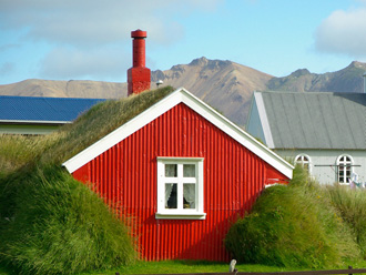 屋根が芝生で覆われた家Laufás ロイヴァゥス とは？観光スポットも紹介 - 北欧メディアSif