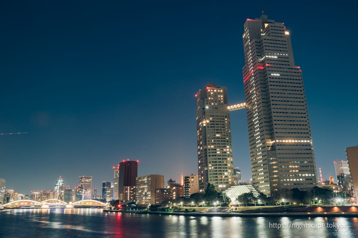 オリンピックの五輪の色に包まれた隅田川と築地大橋・勝鬨橋・永代橋 東京屋形船案内