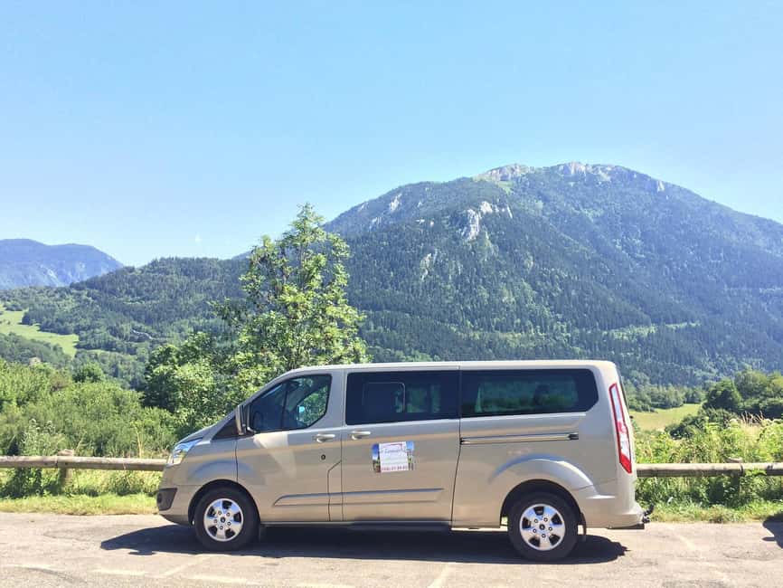 フランスの丘の上にあるモンセギュール城の空撮Premium写真