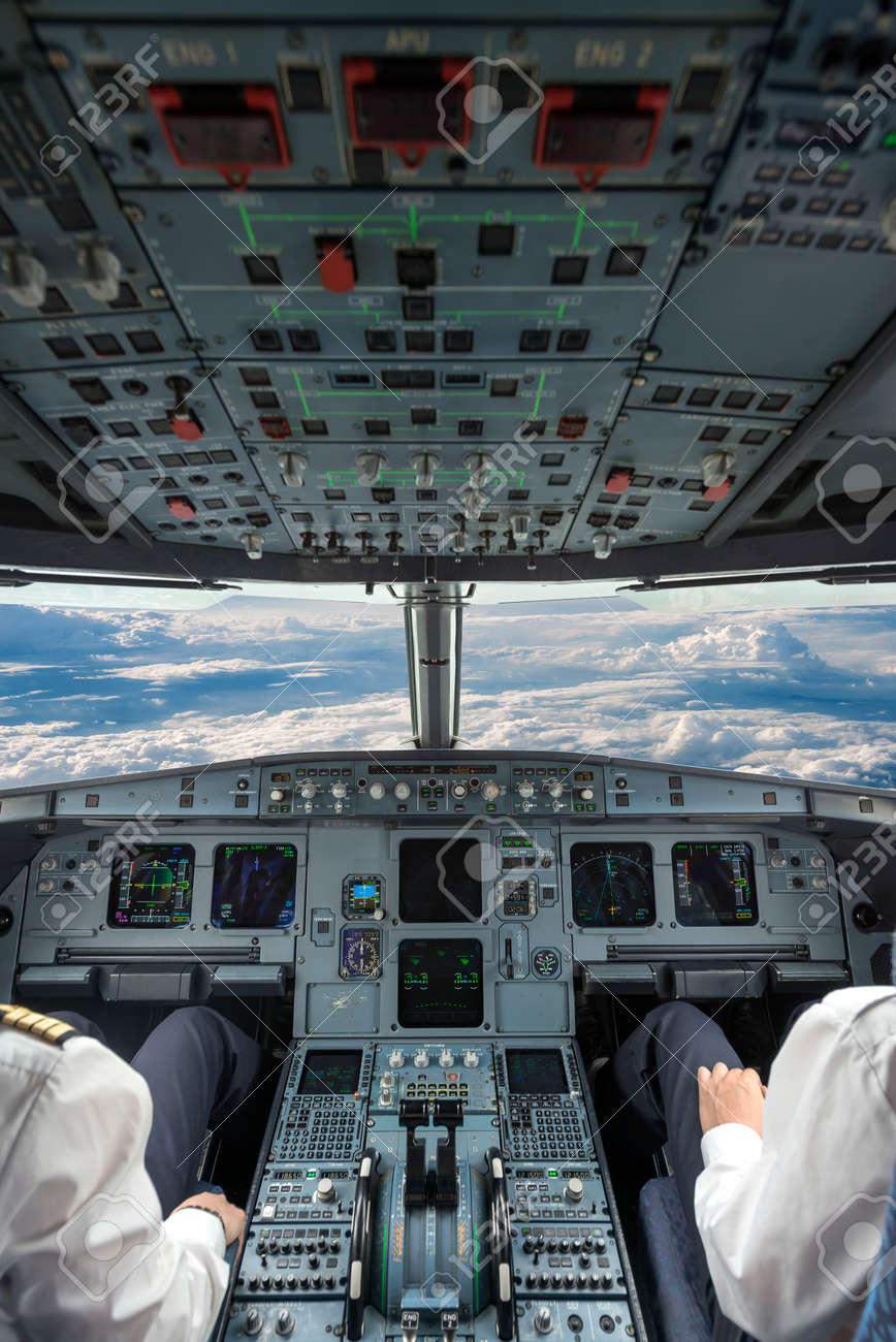 パイロットが飛行機を操縦します。現代の旅客機のコックピットから、飛行機の窓の後ろの雲を見る。写真素材1278379876Shutterstock