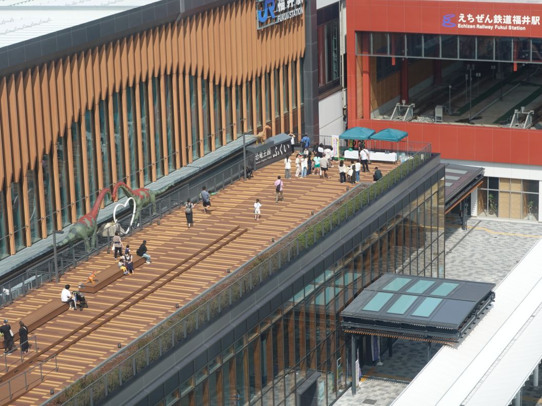 北陸新幹線福井駅に隣接する新しい観光拠点がオープンだネ🚄✨⁡ 福井駅東口に誕生した新空間、福井市観光交流センターのオープンを記念して、10月1日にオープニングイベントが開催されたネ🎉⁡ 当日は、オープンをお祝いしてミニライブやダンスパフォーマンスが披露