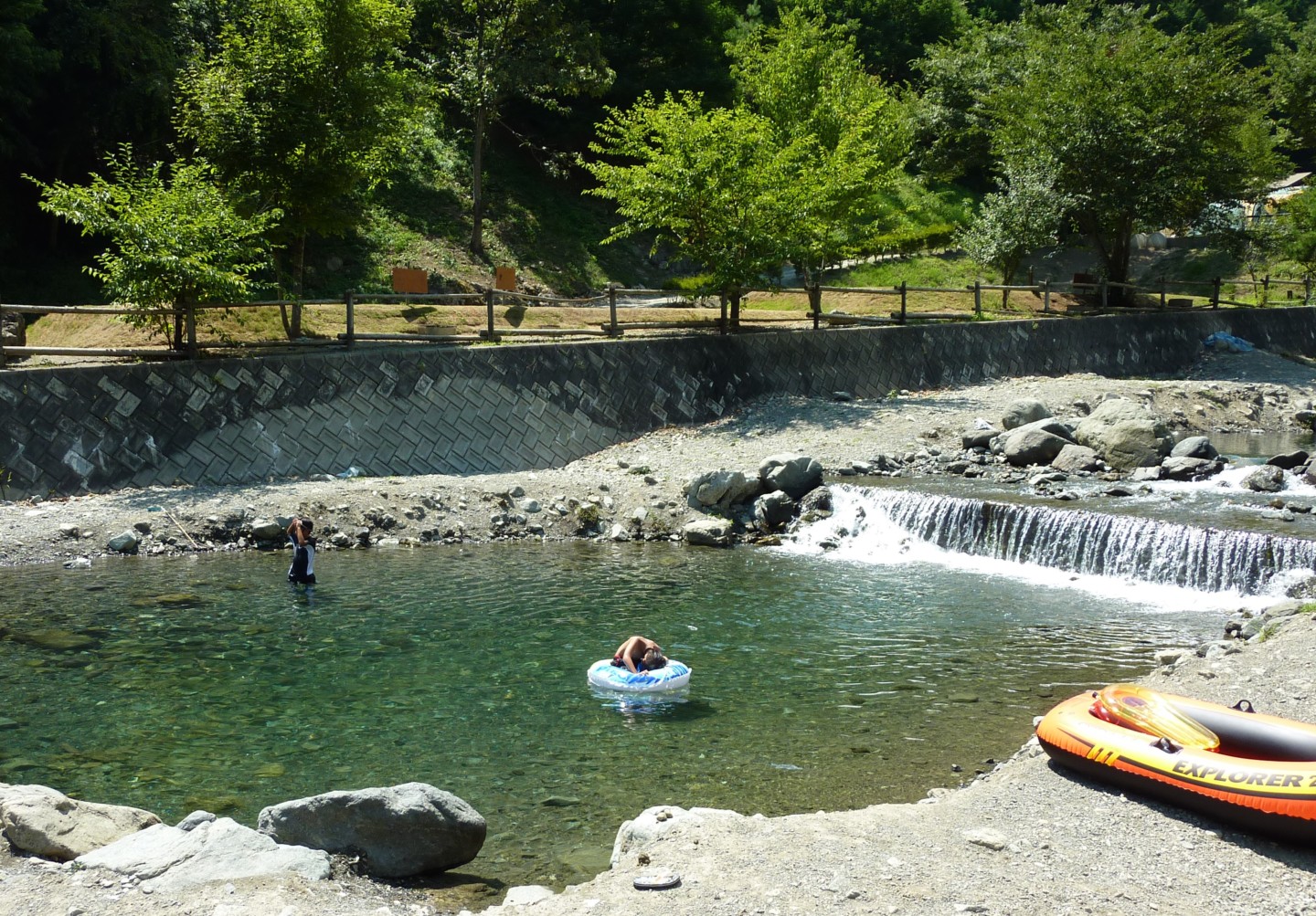 🏕️ 八風キャンプ場の自慢の川✨ この透き通った川は さかなが泳ぎ