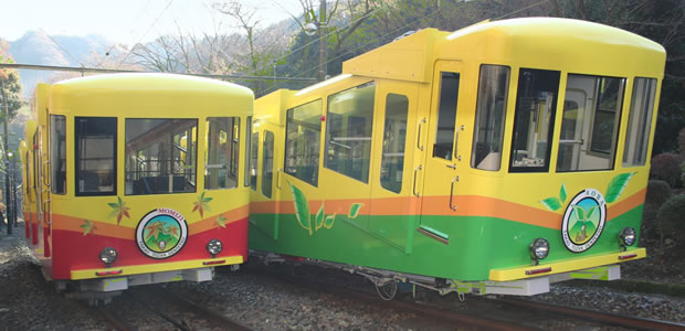 高尾山ケーブルカー - 日本一の急勾配！高尾山の中腹までわずか6分見どころ高尾山マガジン