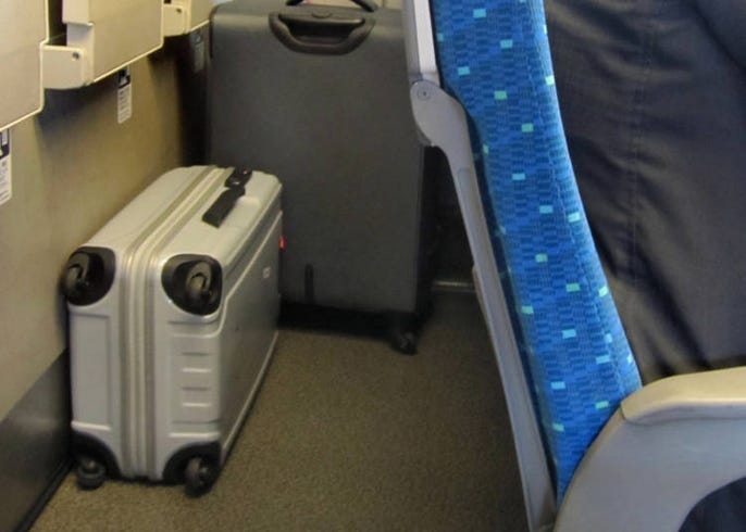 新幹線でスーツケースをどこに置く？ 2025年版 大きな荷物の持込方法と荷物置場、荷物棚の利用術旅行総合研究所タビリス