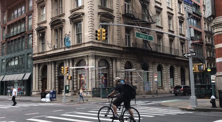 いま着たい」が見つかる、NYファッションウィークのおしゃれスナップ