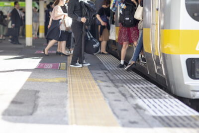 電車内での盗撮や痴漢は乗ってる電車の次の到着駅に電話して「〇〇駅行きの電車で今〇〇駅通過したんですけど何号車で盗撮（痴漢）されたので〇〇駅（次の到着駅）で降ります。警察呼んでおいてください」と言おう  - Togetter [トゥギャッター]