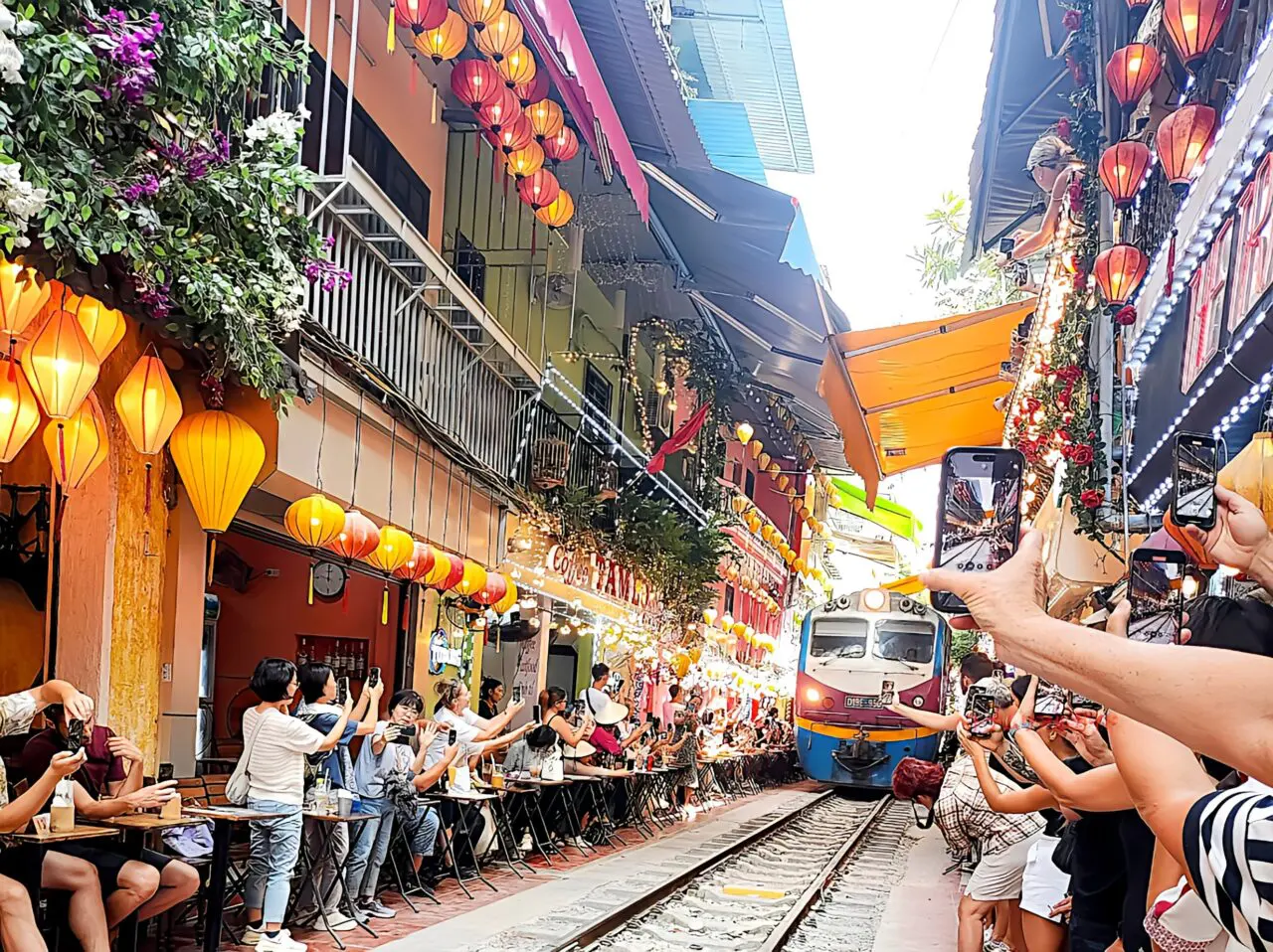 ハノイ鉄道 トレインストリート ：コーヒーを片手にスリルを味わう