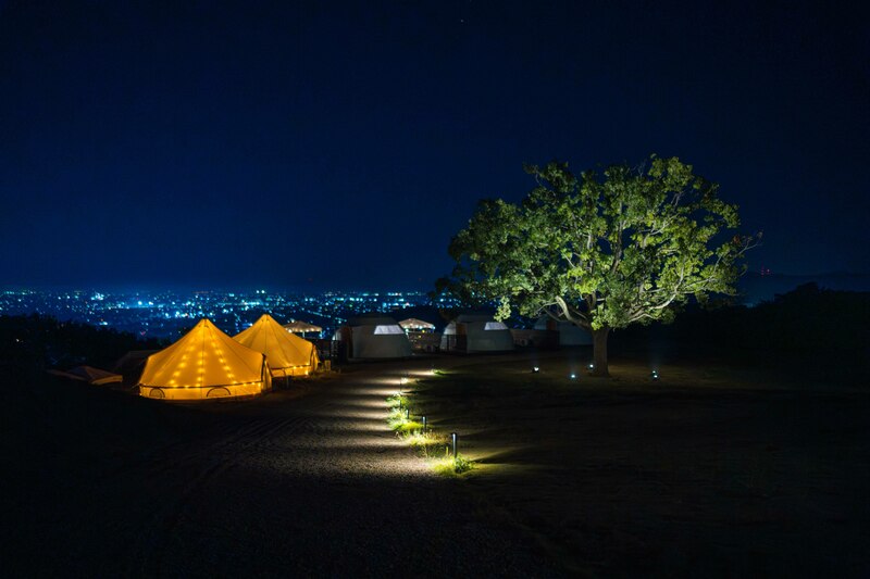 岡山・倉敷のグランピング施設「OKAYAMA GLAMPING SORANIA」に藍がテーマのドームテント -