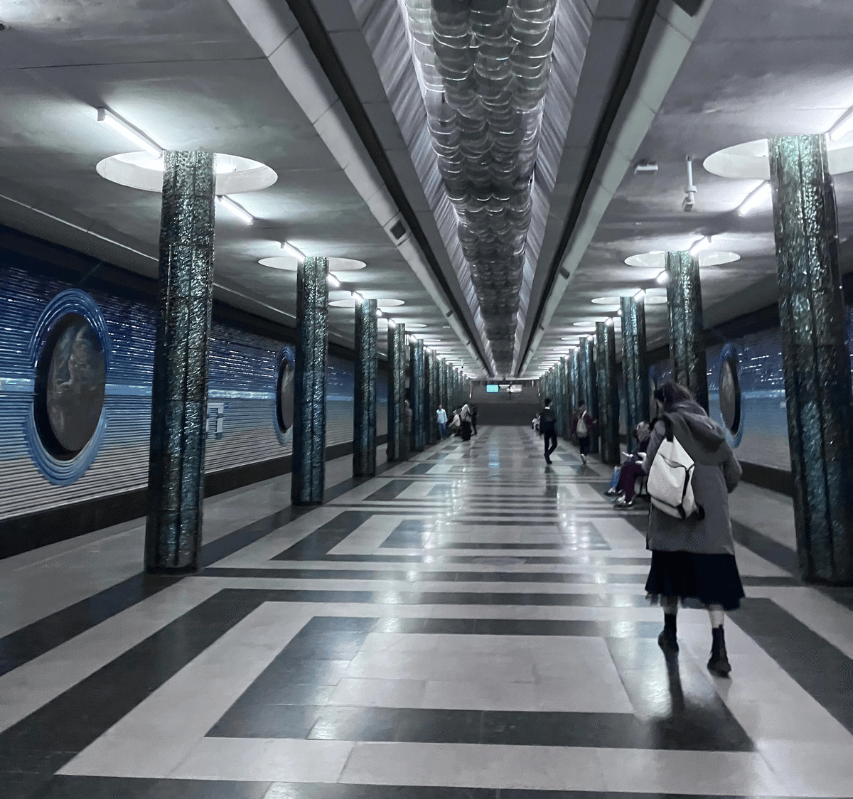 タシケント地下鉄コスモナフトラル駅構内Premium写真