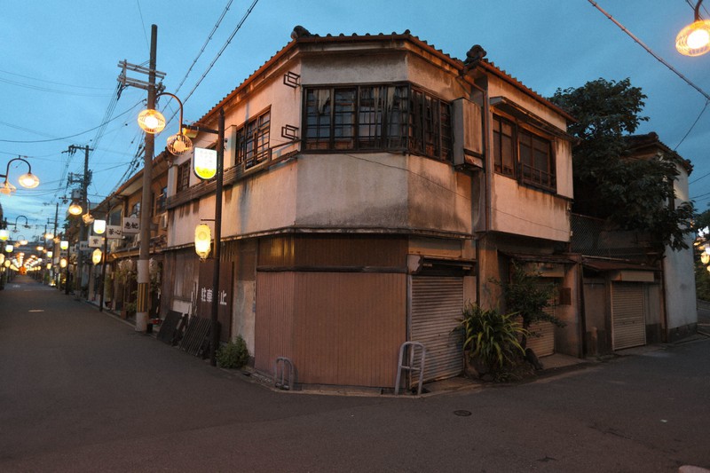 日本最大級の遊郭の建物が今も150軒以上残る「飛田新地」に行ってきました - GIGAZINE