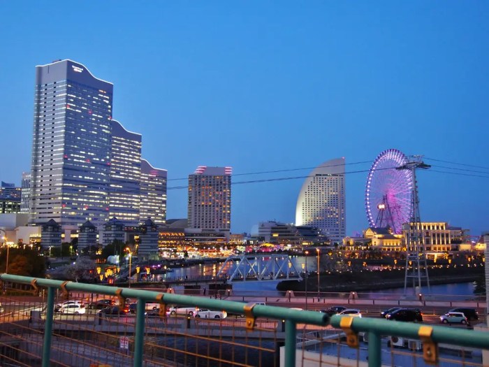 日本横浜市桜木町：横浜の町並み「みなとみらい」エリア。港近くの繁華街の建物の景色。タイムラプスは晴れた日中に撮影されました。」の動画素材 ロイヤリティフリー 3439556429Shutterstock