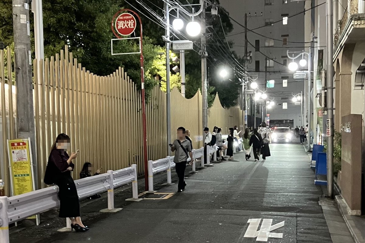 写真](5ページ目)《川越ネットカフェ立てこもり事件》「ちゃんと生きてねと話すと…」逮捕されたVサイン男（42）が10年ぶりの電話で母親に伝えた“意外な”一言とは  |