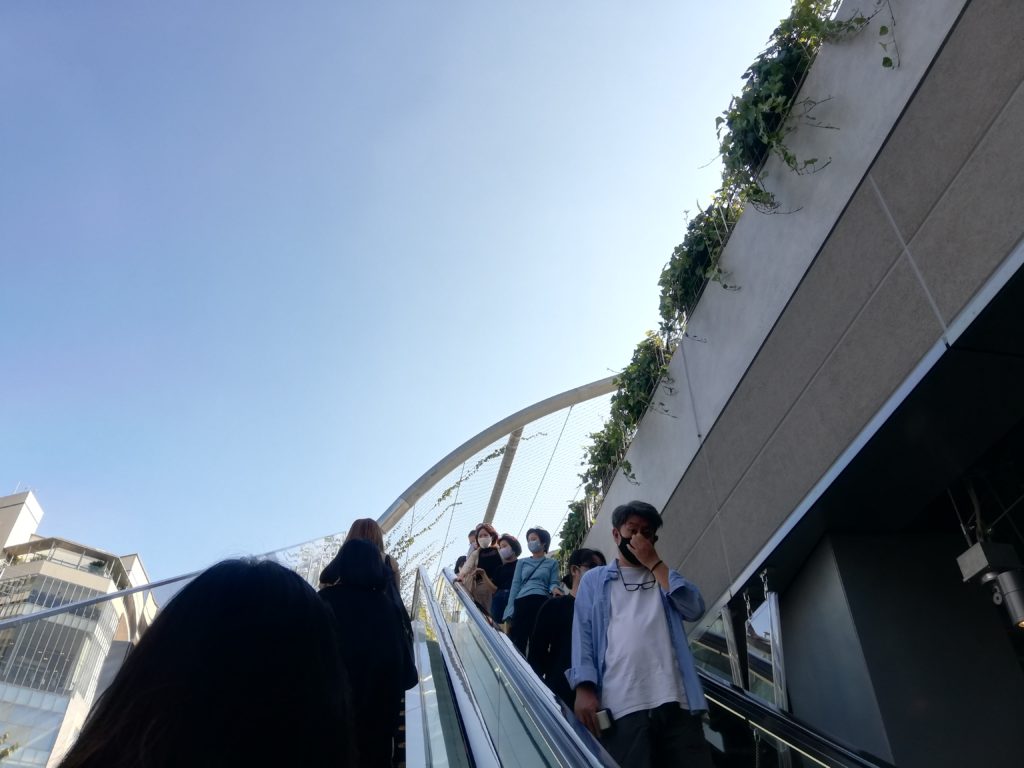 MIYASHITA PARK話題の屋上公園 貸し切り状態の芝生で朝スタバ！エディターズアクト