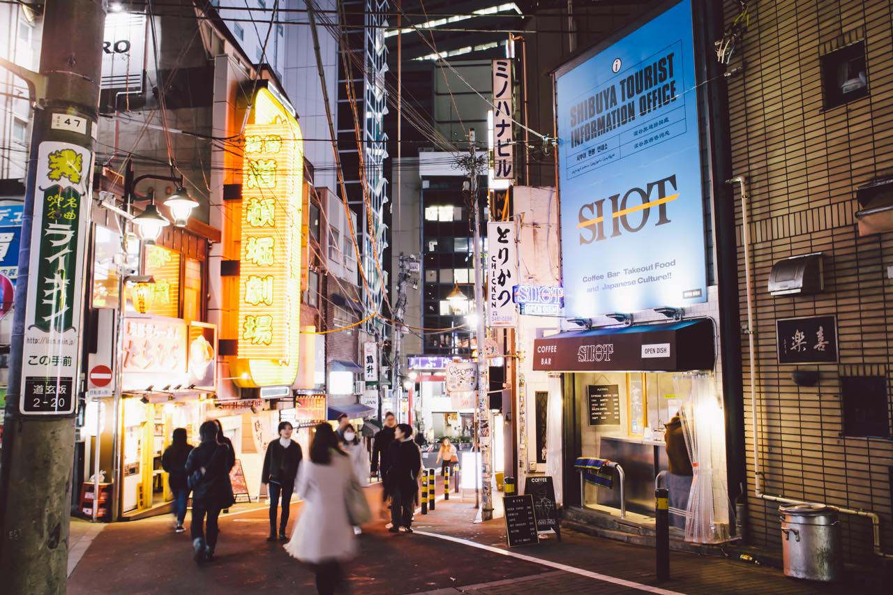 東京都》渋谷の歓楽街・道玄坂小路の写真素材 [107196729] -