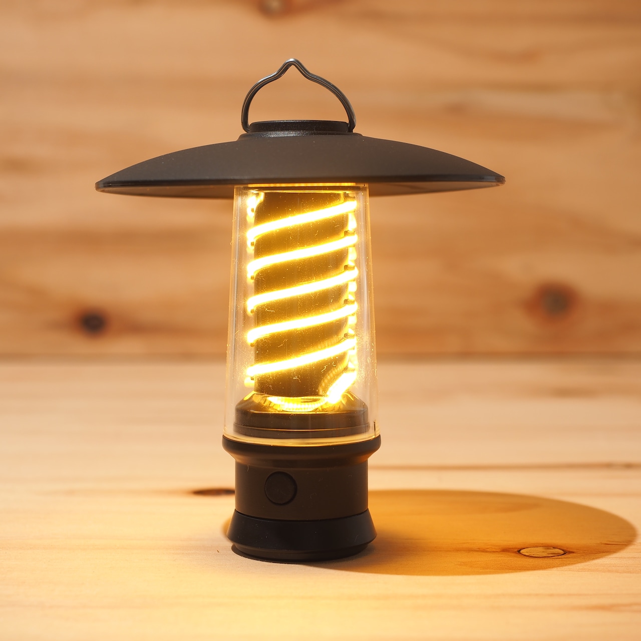 速報 アルペンアウトドアーズ『LEDシェードランタン』全3サイズレビュー！スタンド付き3WAY、こんなの待ってました！ - ハピキャンキャンプ・ アウトドア情報メディア