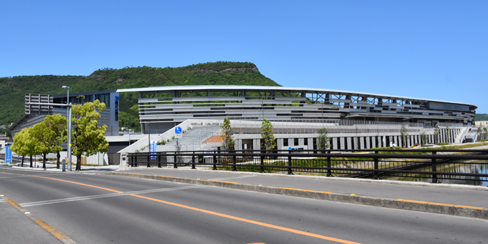 琴電屋島駅 (高松琴平電鉄・志度線)～パステルカラーが似合う洋風駅舎～