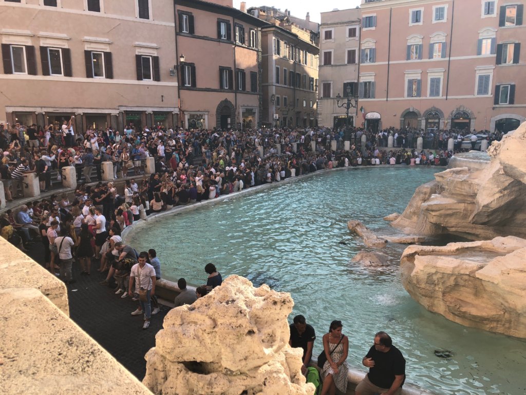 名所「トレビの泉」が真っ黒に環境保護団体が過激行動