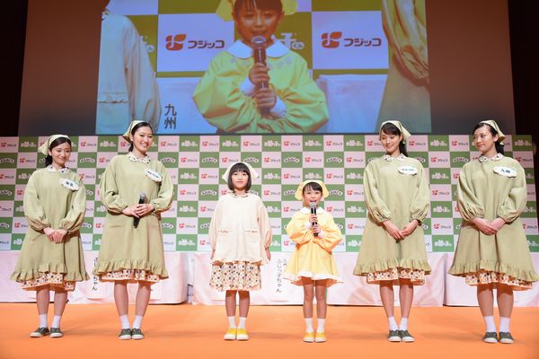 人気子どもモデル「あかりちゃん」が『小学一年生』付録・水でっぽうで遊んでみた | 『小学一年生』