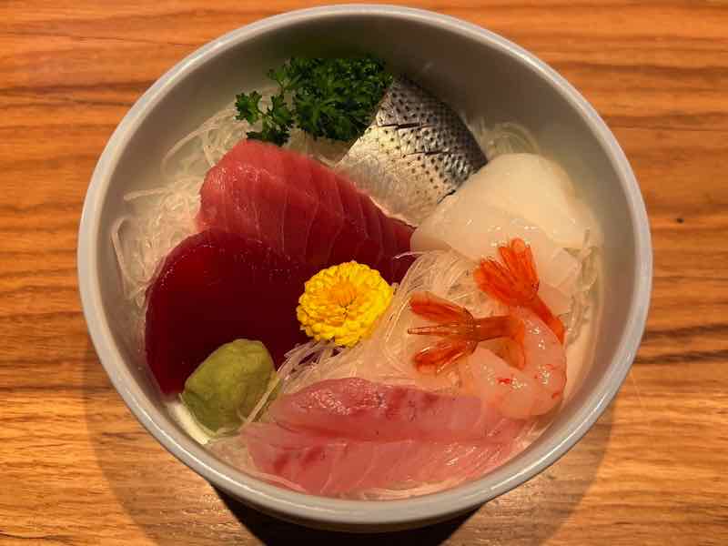 吉祥寺の魚好きな皆様おはようございます！ 筋子の塩漬けを仕込み、寝かせた白烏賊と青柚子でお酒のススム一品をご用意させて頂きました！筋子に青柚子と季節もので烏賊を美味しくお召し上がり下さいませ！ 好調な秋刀魚はまだまだ沢山ございます！ お刺身、塩焼きで