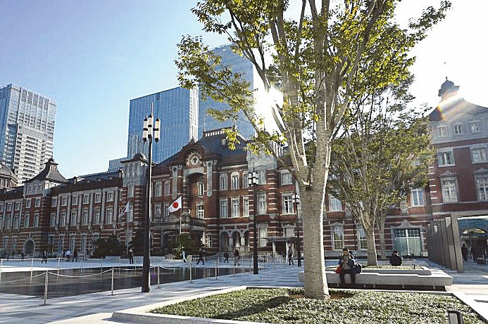 毎年恒例の水盤がスタート。 東京駅丸の内駅前広場にて毎夏ご好評いただいている「水盤 水景設備 」が今年も始まりました。