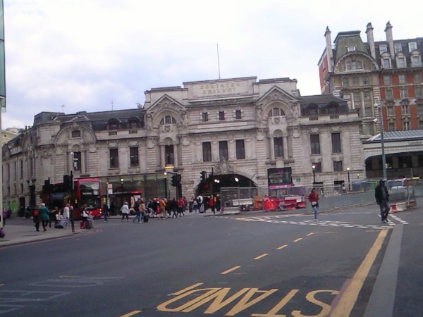 英国イギリス鉄道の旅ビクトリア駅パディントン駅の列車と旧型二階建てバスルートマスタ