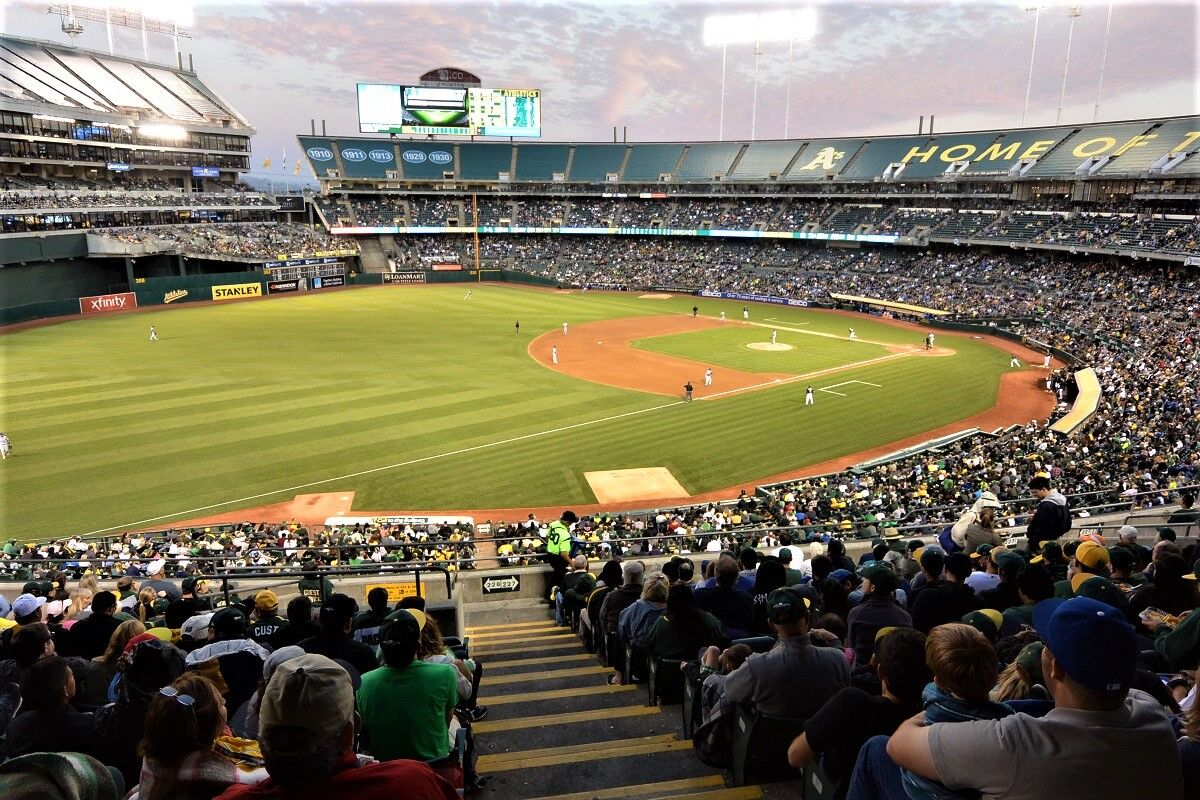 オークランドコロシアム 空いています 夜の上から見る -
