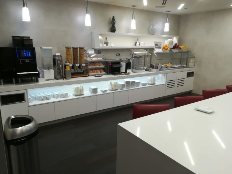 オーランド空港アメリカン航空アドミラルズクラブでの朝食胡乱 うろん な日々