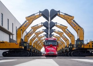 鉱物の露天掘りのために採石場から岩盤を除去するための大型ダンプトラック - オーストラリアのストックフォトや画像を多数ご用意 - オーストラリア,カラー画像,