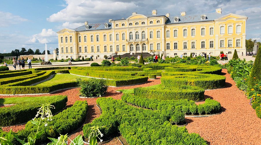 リガ発：十字架の丘、ルンダーレ宮殿、バウスカへの旅 in Latvia