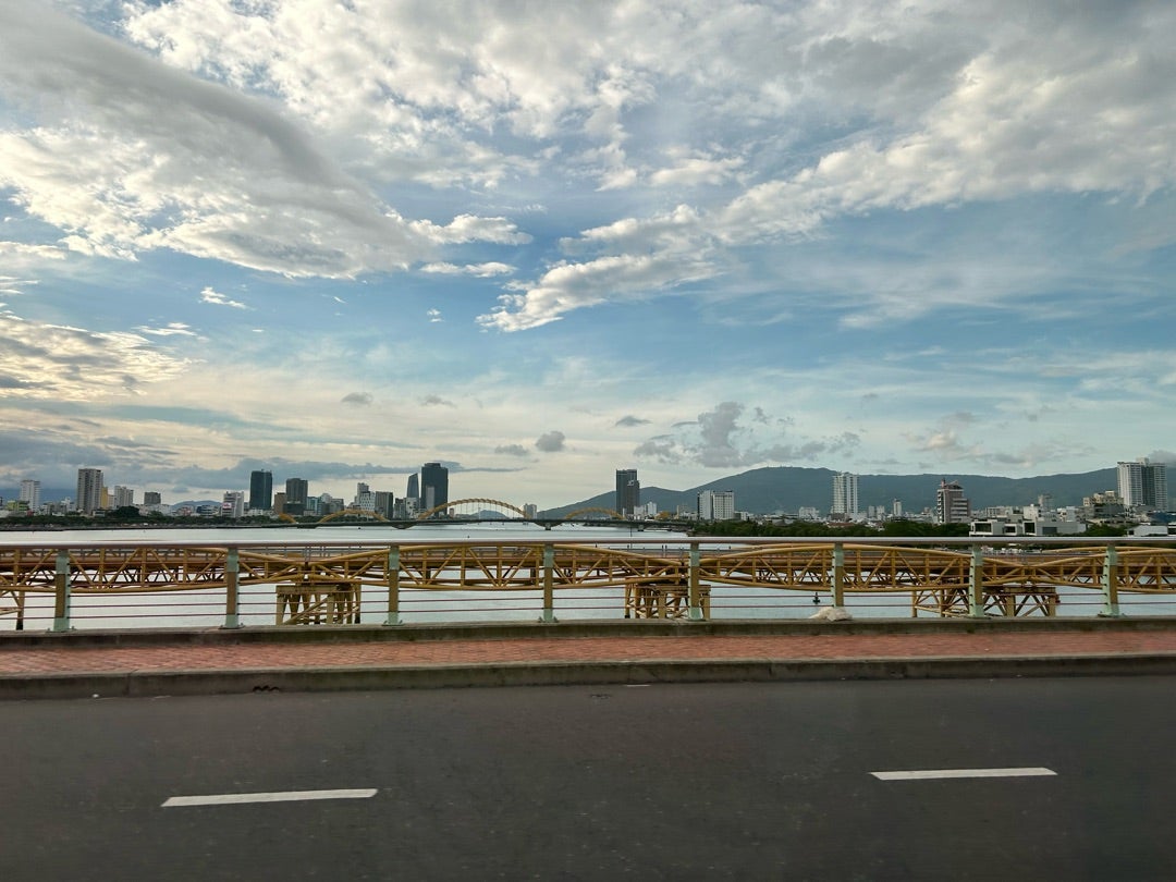 ダナン空港から15-20分ぐらいの ミーケビーチ🌴🌺 . ハノイからの移動だったから