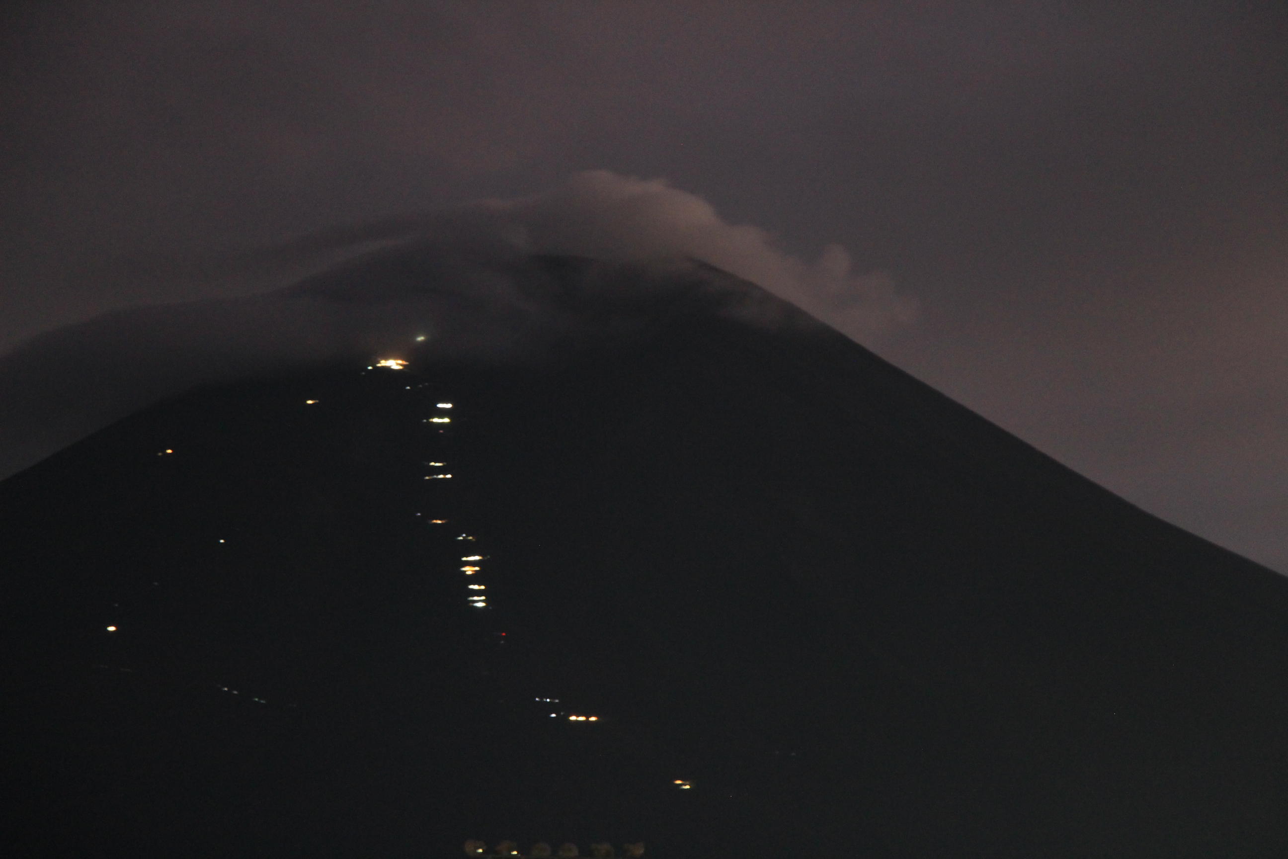 2022年夏、富士山頂3776の景色。小岩井大輔が見つめた・撮った、異世界での日常 - 山と溪谷オンライン
