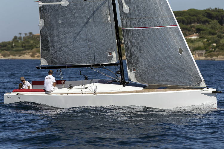 航空機眺め、大阪湾帆走 関空1周ヨットレース 色とりどり55艇が出場大阪毎日新聞