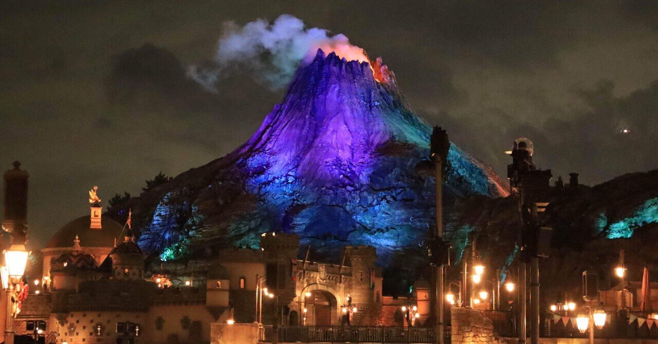 ヴェネツィアン・ゴンドラ乗り場近くの桟橋から📸 ＊ 水面に映る灯りが美しすぎる🕯