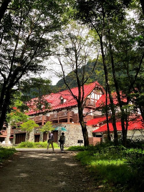 上高地は朝晩だいぶ涼しくなってきました^^ まだまだお客様の多い上高地です！ 上高地ルミエスタホテルから 15分ほど歩くと 上高地を代表する景色の１つ河童橋があります！