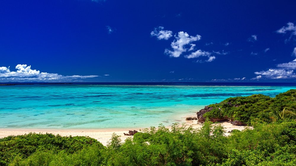 日本でも映画のロケ地としても有名なアマルフィ海岸は 入り組んだ海岸線と 断崖絶壁に建つカラフルな家々の景観が美しく「世界一美しい海岸」とも呼ばれています📸✨ ⠀ 街自体は小さく半日ほどで十分観光できるので