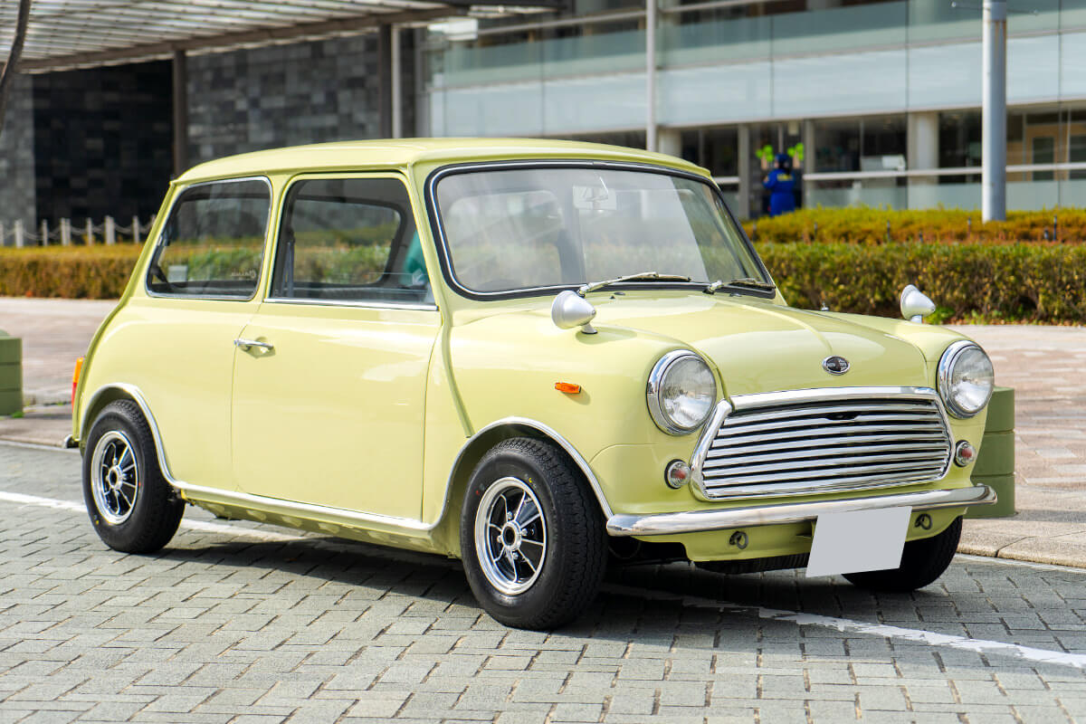 小さな高級車”の印象を強めた新型「ミニ・クーパー」の実力とは？ 中身はガラリと刷新！「ゴーカートのようなキビキビ感」は健在かVAGUE ヴァーグ