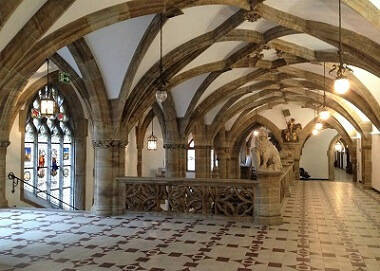 ミュンヘンマリエン広場の歴史的市庁舎ガイドツアーGetYourGuide