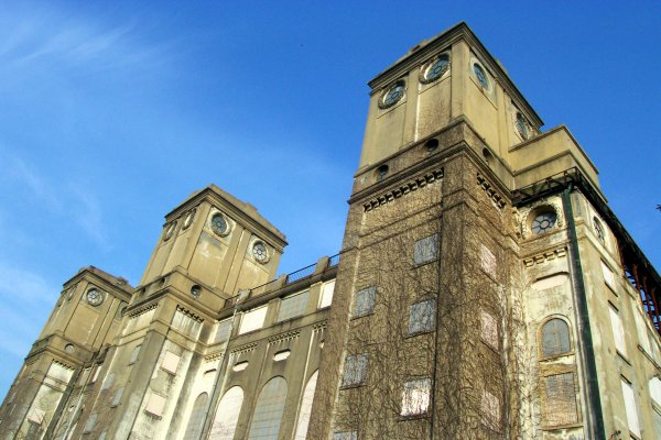 近代競馬始まりの地に残されている観覧席跡そらうみ旅犬ものがたり