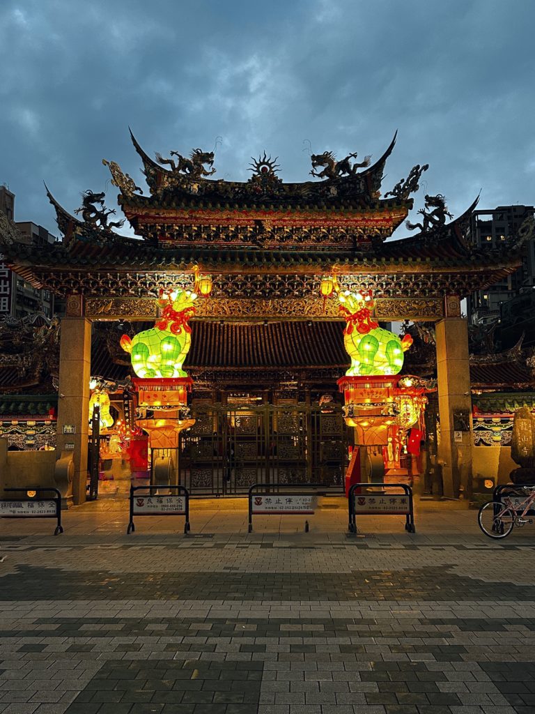台北一人気のパワースポット「龍山寺」は夕刻～夜のライトアップと読経が幻想的ほぼ備忘録☀ 関心は食と旅と昼寝
