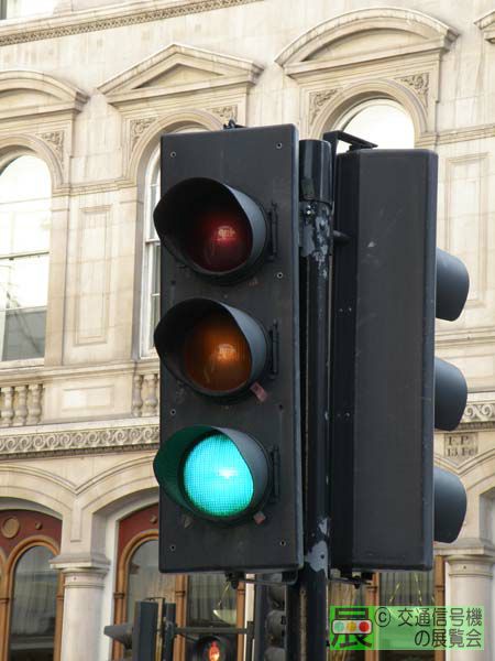 海外の黄色のかわいい信号機の写真素材105644728- PIXTA